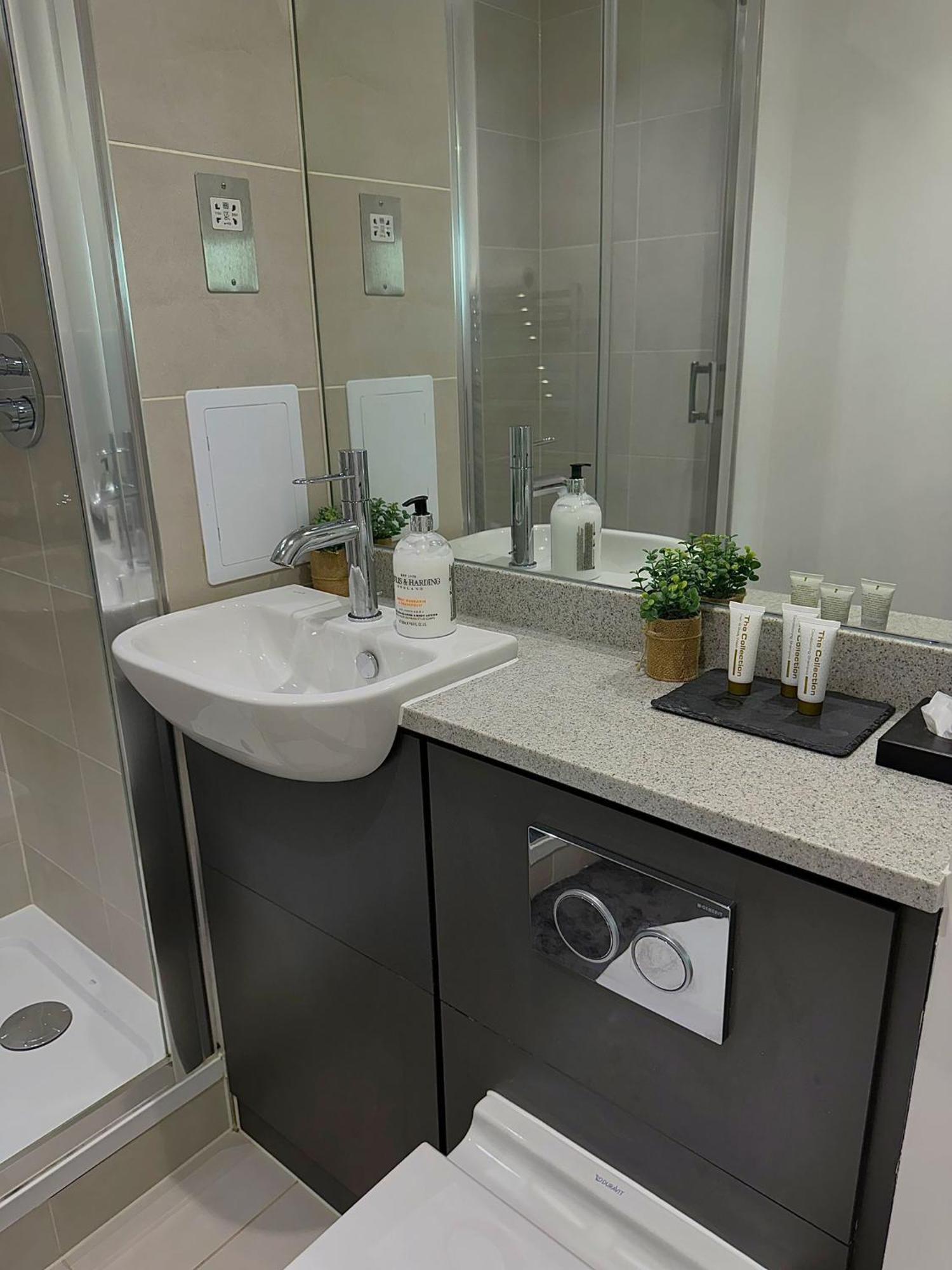 Kayz Lodge- Luxury Ensuite-Private & Shared Accommodation In A New House At The Olympic Village Overlooking Stratford Westfield And Tube Station London Luaran gambar