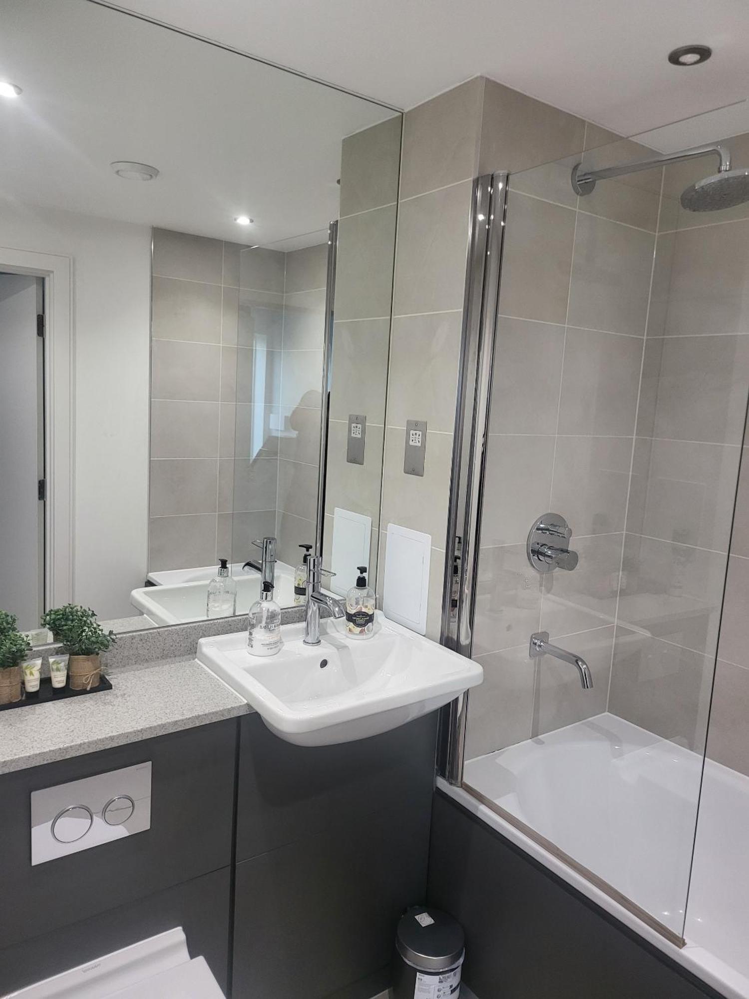 Kayz Lodge- Luxury Ensuite-Private & Shared Accommodation In A New House At The Olympic Village Overlooking Stratford Westfield And Tube Station London Bilik gambar