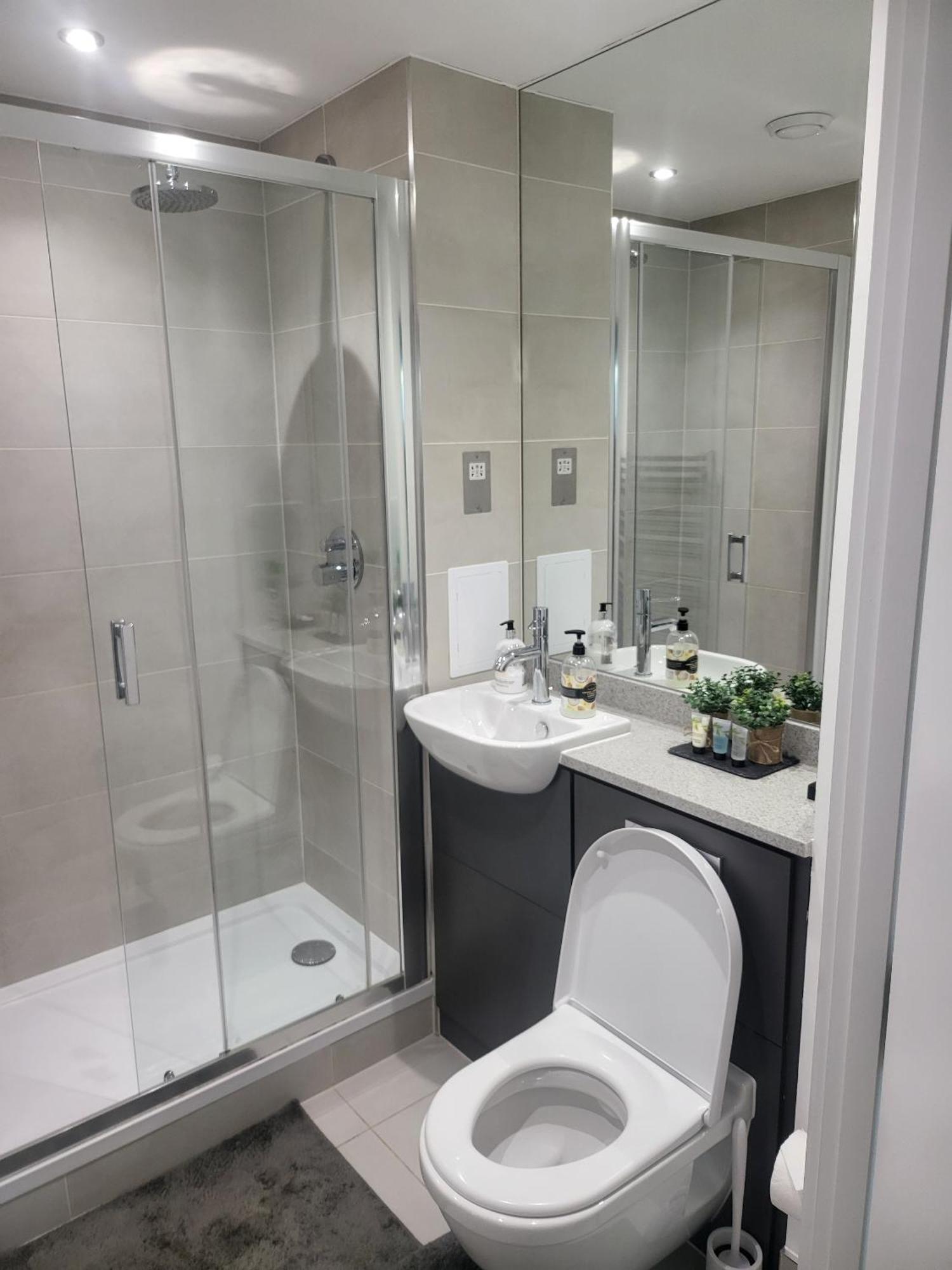Kayz Lodge- Luxury Ensuite-Private & Shared Accommodation In A New House At The Olympic Village Overlooking Stratford Westfield And Tube Station London Bilik gambar