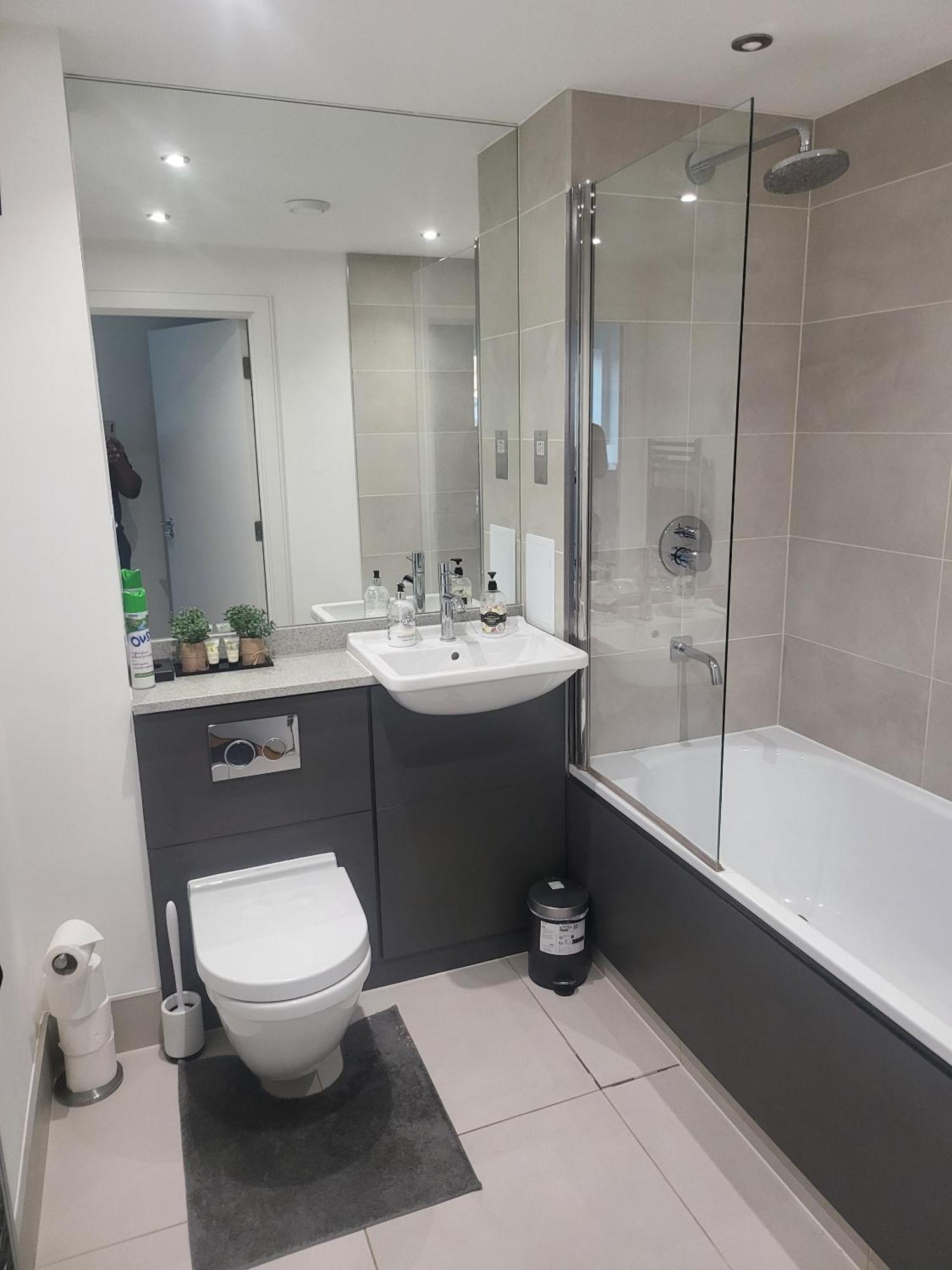 Kayz Lodge- Luxury Ensuite-Private & Shared Accommodation In A New House At The Olympic Village Overlooking Stratford Westfield And Tube Station London Bilik gambar